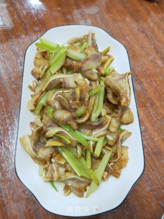 芹菜炒猪耳朵的做法