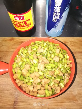 蒜苔炒鸡丁的做法