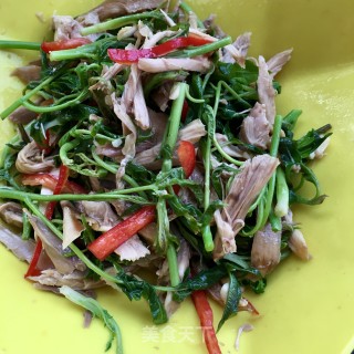 卤鸡腿拌香椿的做法