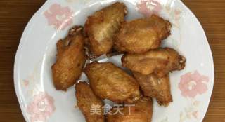 最简单的炸鸡翅，炸至金黄，入口酥脆，香嫩又多汁，好吃到舔手指!的做法