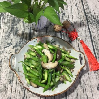 芦笋炒香菇的做法