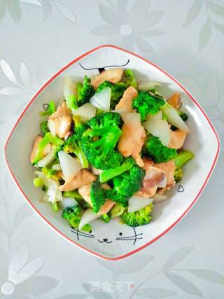 鸡肉洋葱炒西兰花的做法