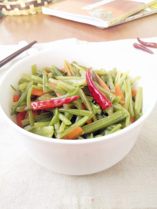 酸辣菠菜茎的做法