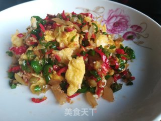 榨菜辣椒炒鸡蛋的做法