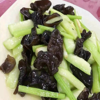 芹菜炒木耳的做法