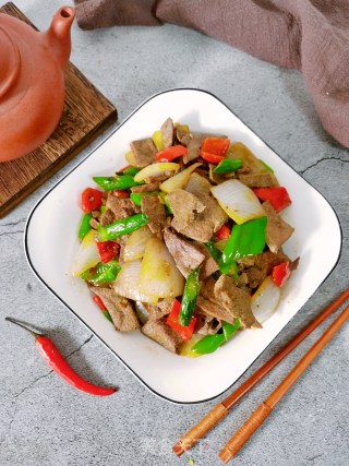 清肝明目的洋葱炒猪肝的做法