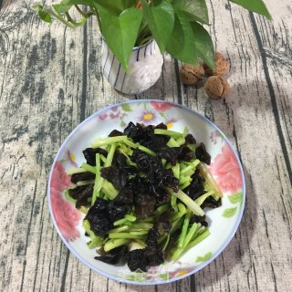 凉拌香芹木耳的做法
