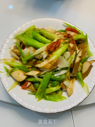 辣炒蒜苗香干的做法