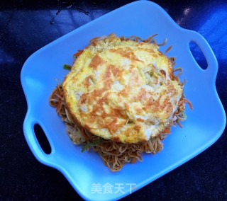 煎蛋包菜炒细面的做法