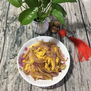 紫洋葱炒鸡蛋的做法