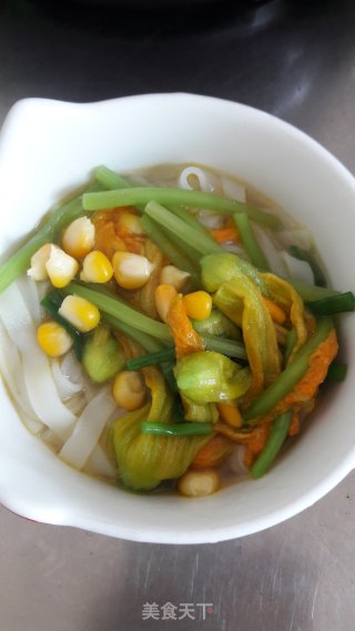 南瓜花煮河粉的做法