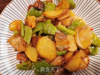 青椒土豆炒五花肉的做法