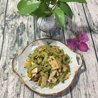 肉酱香干炒苦瓜的做法