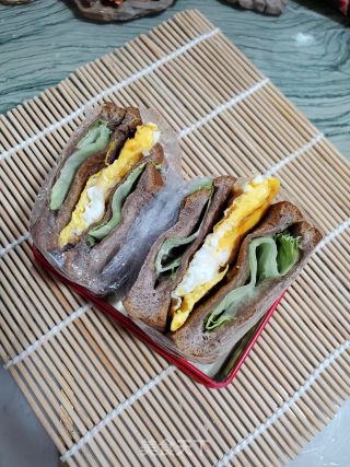 生菜鸡蛋黑麦三明治的做法