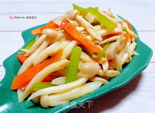 芹菜胡萝卜炒白玉菇的做法