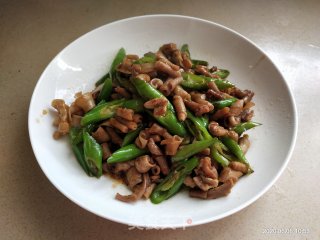 鸭肠炒尖椒的做法