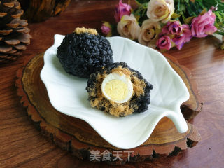 肉松包蛋乌米饭团的做法