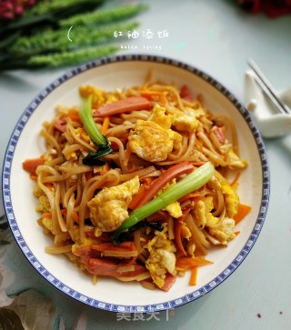 鸡蛋蔬菜炒面的做法