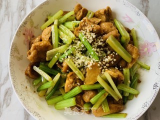 火麻仁芹菜烧豆泡的做法