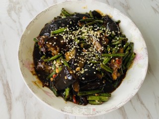 火麻仁豇豆烧茄子的做法