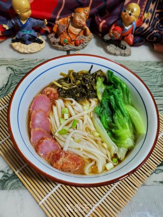 香肠酸菜汤面的做法