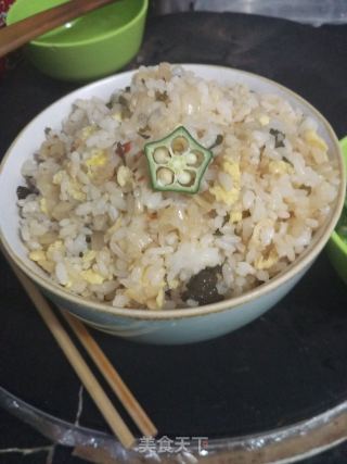 酸菜鸡蛋炒米的做法