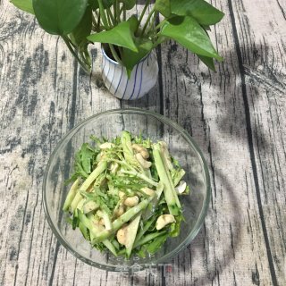 腰果黄瓜拌苦苣沙拉