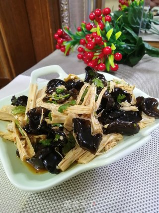 腐竹凉拌木耳的做法