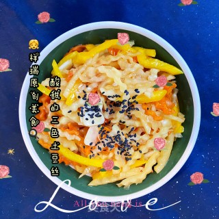 原创【????仙草味道????私房菜????】????女儿????的????味道????酸甜的三色土豆丝????的做法
