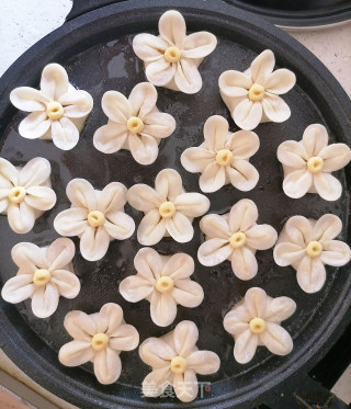 生煎花样酸菜饺子的做法