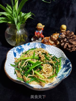肉末韭菜炒面的做法