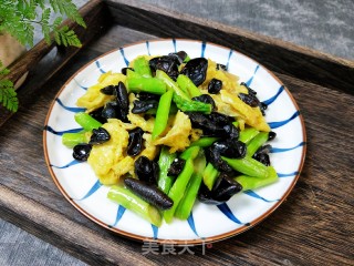 芦笋木耳炒鸡蛋的做法