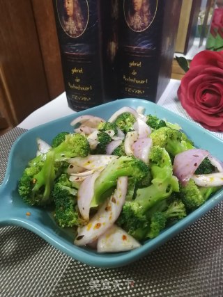 西兰花拌圆葱的做法