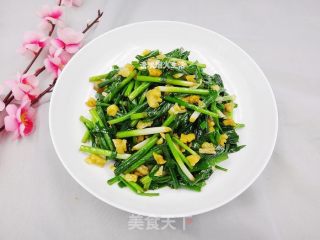 核桃仁拌韭菜的做法