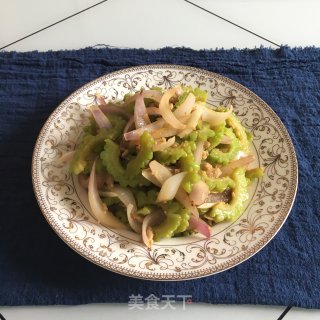肉末洋葱炒苦瓜的做法