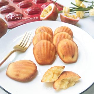 搅拌一下最夏日里清爽酸甜的百香果玛德琳的做法