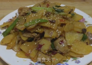 土豆片炒五花肉的做法