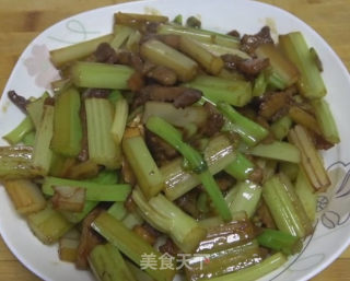 家常炒芹菜的做法