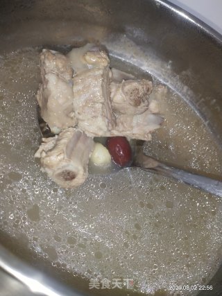银耳莲子排骨汤的做法