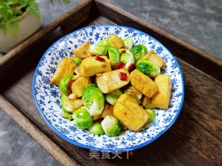 抱子甘蓝炒豆干的做法