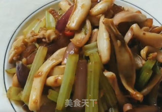 芹菜炒鱿鱼的做法