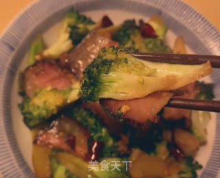 西兰花炒腊肉的做法