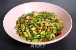 五花肉炒蒜薹的做法