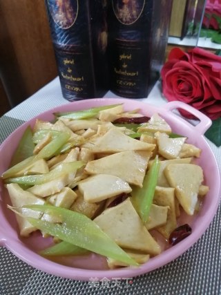 千页豆腐炒芹菜的做法