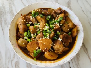 火麻仁芋儿红烧肉的做法