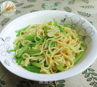 芹菜拌车仔面的做法