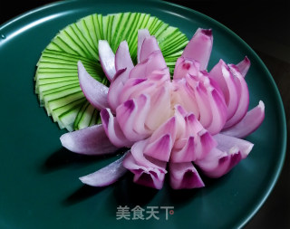 把洋葱变成荷花的“魔术”的做法