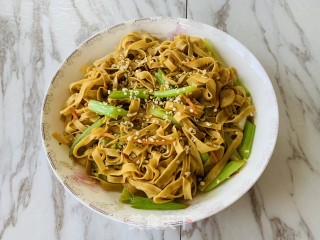火麻仁豆皮丝炒芹菜的做法