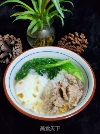 卧蛋牛肉汤米粉的做法