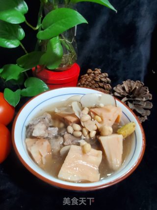 猪骨莲藕花生汤的做法